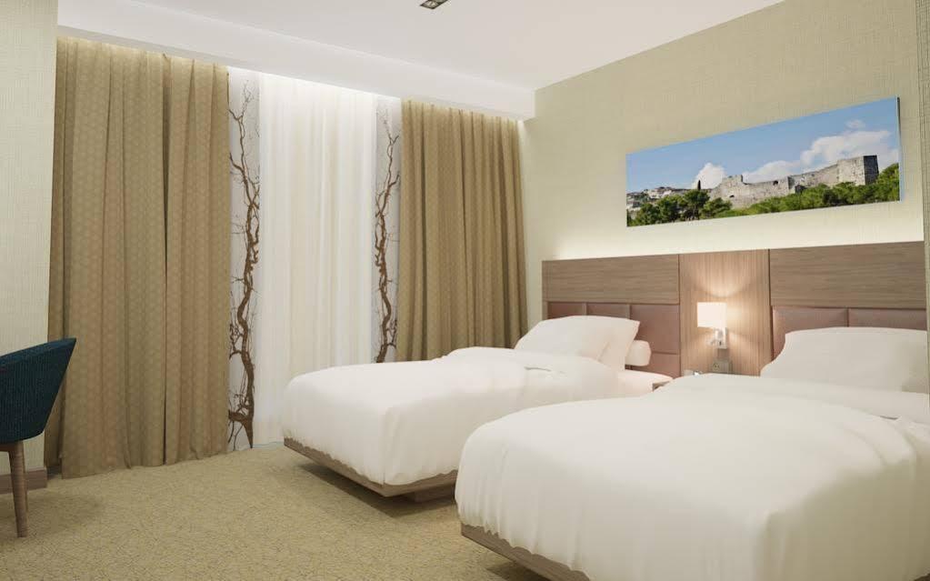 Hilton Garden Inn Тирана Екстериор снимка