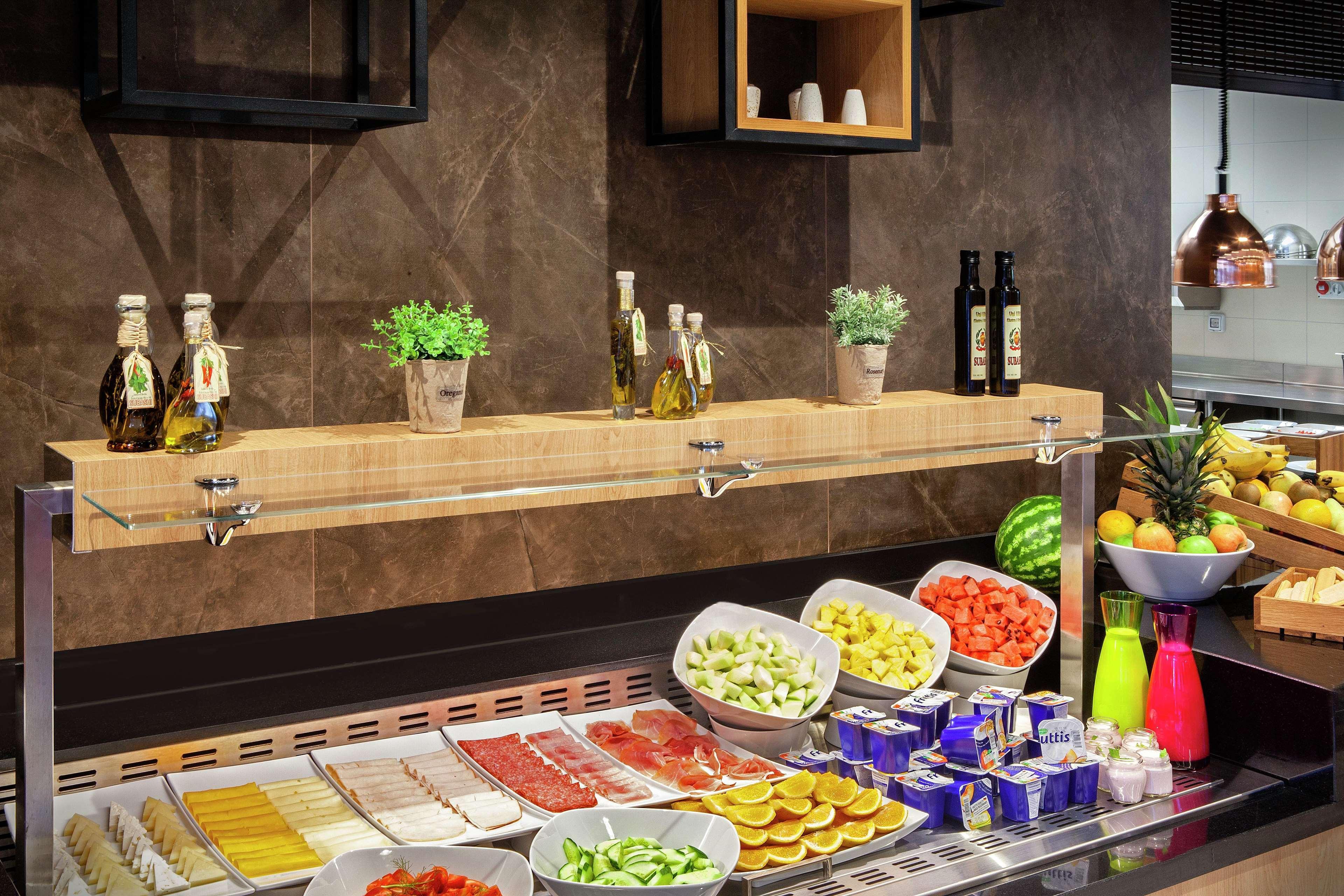 Hilton Garden Inn Тирана Екстериор снимка