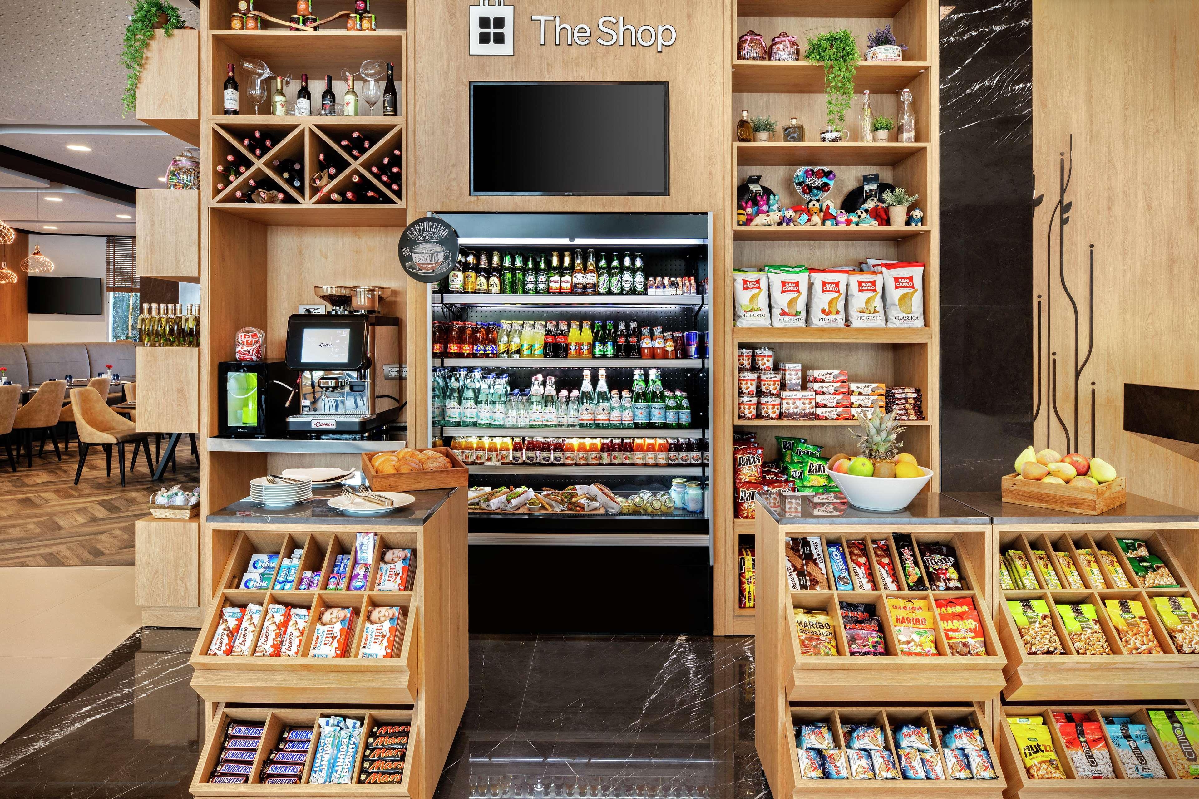 Hilton Garden Inn Тирана Екстериор снимка