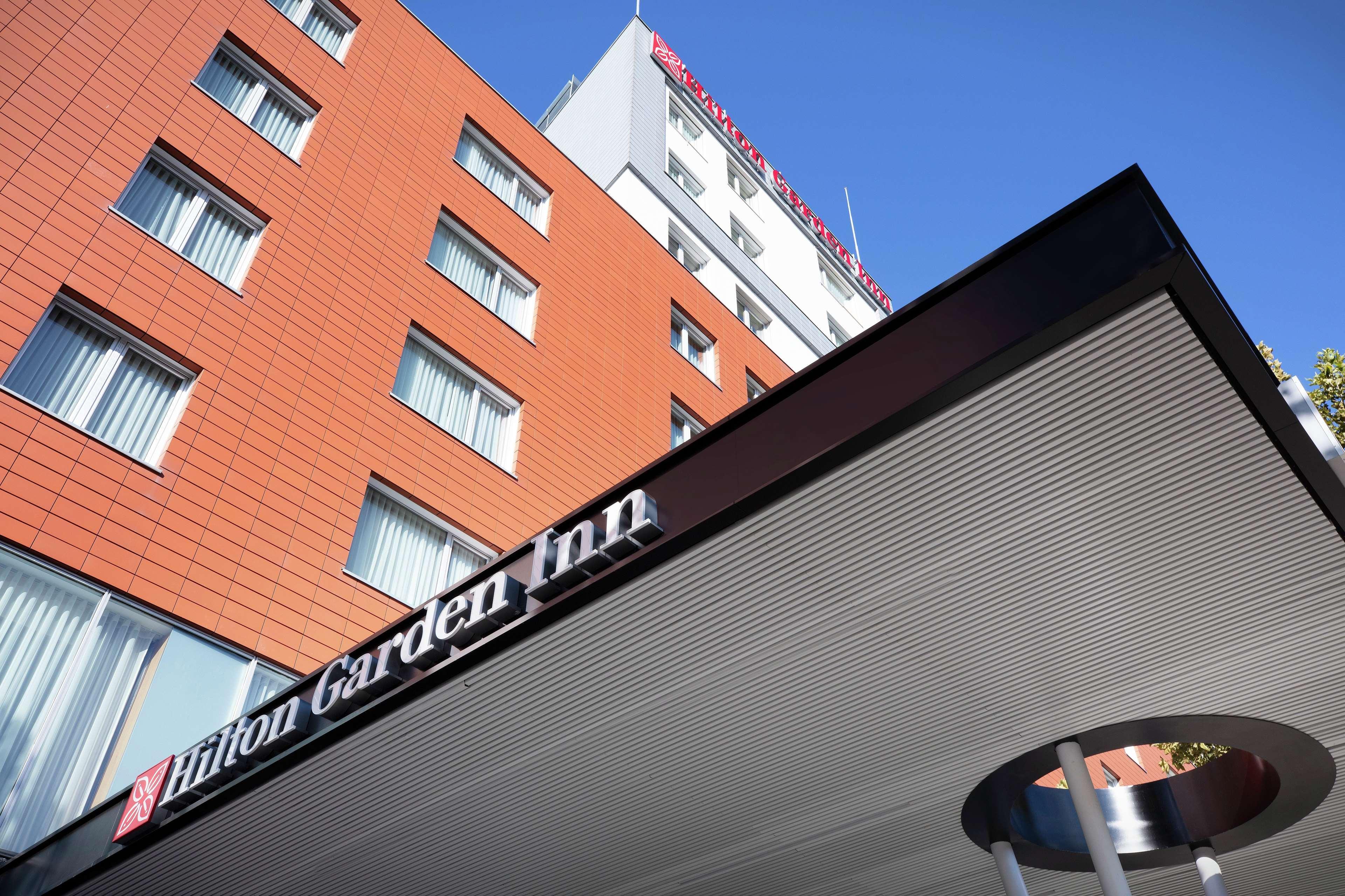 Hilton Garden Inn Тирана Екстериор снимка