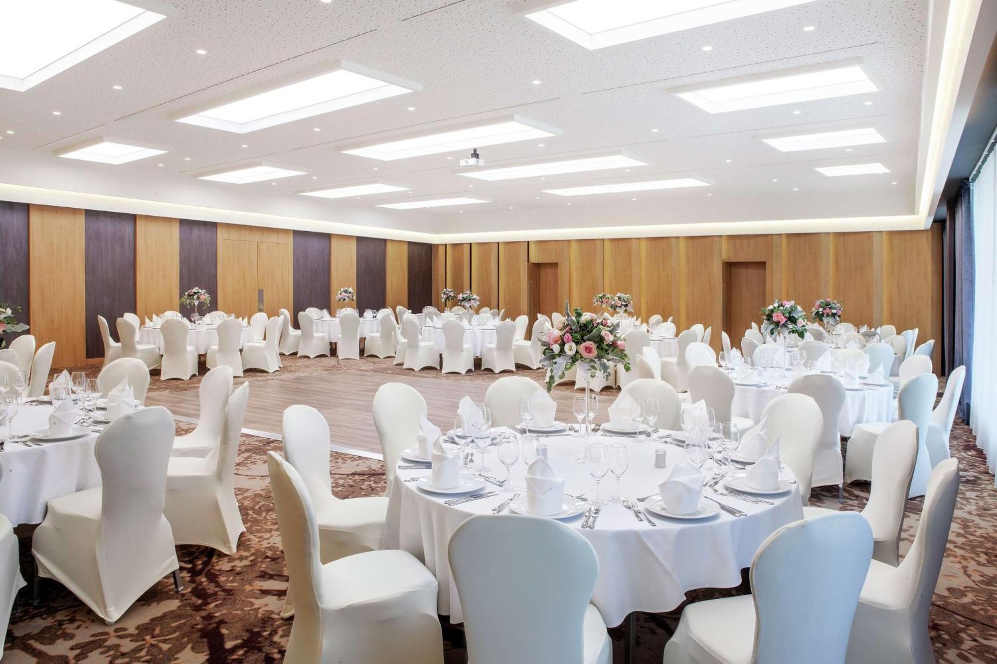Hilton Garden Inn Тирана Екстериор снимка