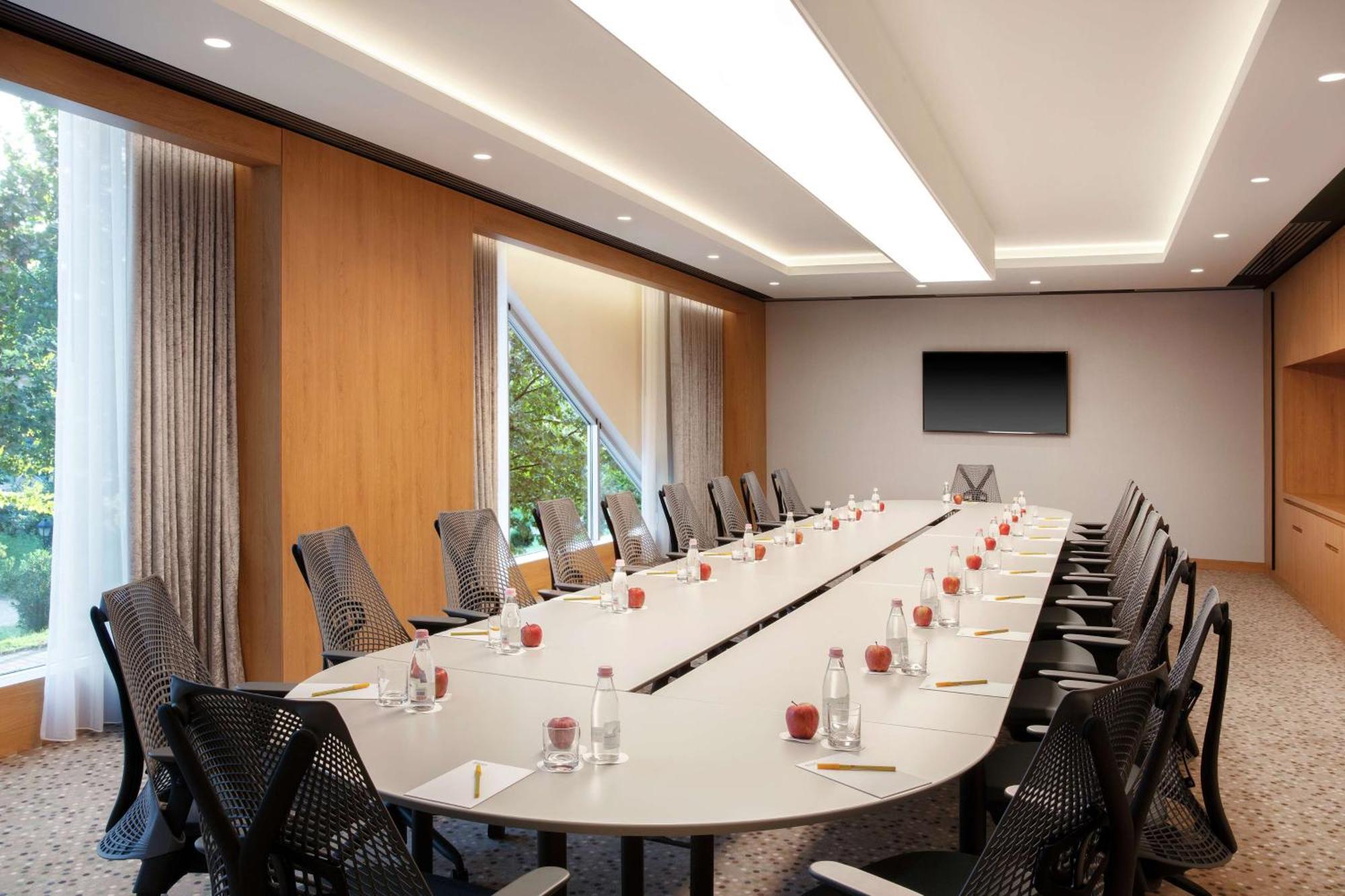 Hilton Garden Inn Тирана Екстериор снимка